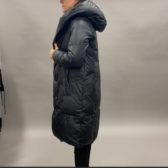 Hooded winter coat - Picture 2 of 6